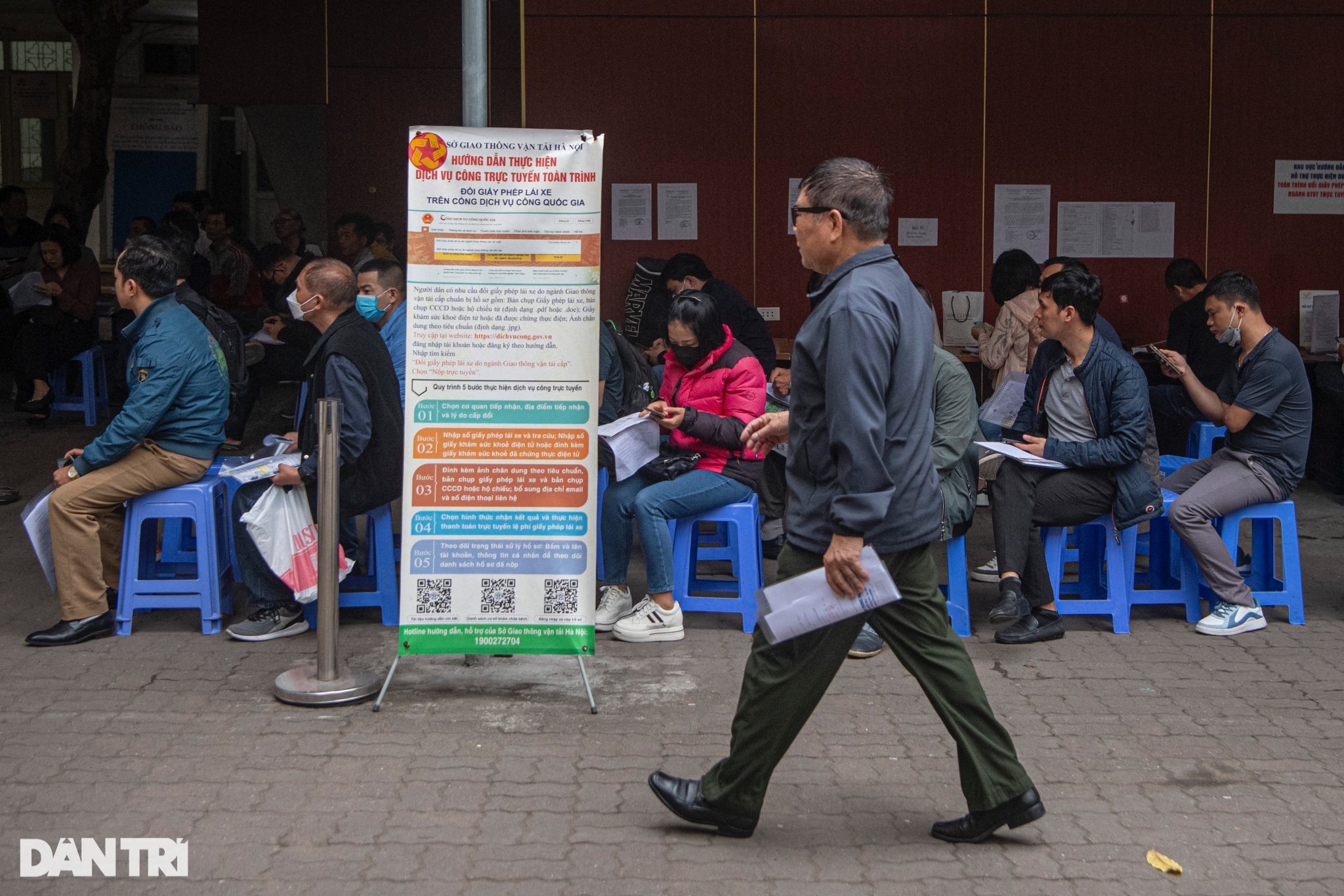 Xếp hàng rồng rắn chờ đổi giấy phép lái xe ở Hà Nội - 2