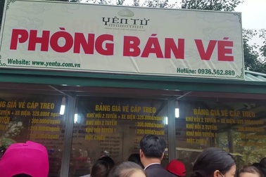 Du khách ngỡ ngàng vì phải mua vé lên đỉnh Yên Tử