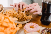 Nữ sinh 20 tuổi nhập viện tâm thần vì ăn uống vô độ