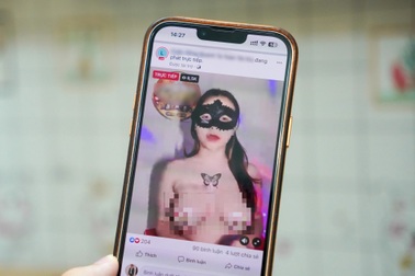 Livestream khỏa thân quảng cáo web cờ bạc trên Facebook