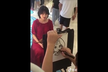 Họa sĩ vẽ chân dung theo phong cách biếm họa hài hước