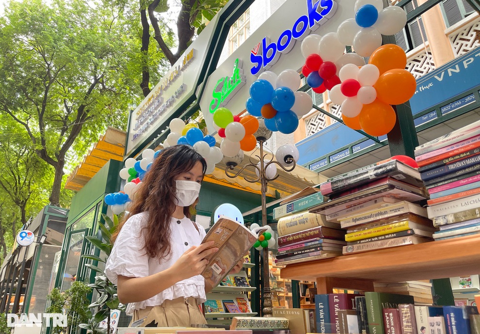 Đường Sách TPHCM: Biểu tượng văn hóa đọc của người dân mở cửa trở lại - 8 Đường Sách TPHCM: Biểu tượng văn hóa đọc của người dân mở cửa trở lại - 8
