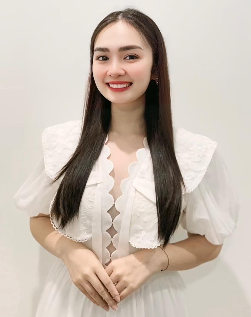 Thiện Nhân khoe vóc dáng trong bộ đầm trắng