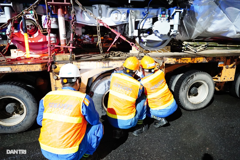 Sự cố hy hữu khi đoàn xe chở toa tàu Metro số 1 rời cảng Khánh Hội - 8 Sự cố hy hữu khi đoàn xe chở toa tàu Metro số 1 rời cảng Khánh Hội - 8
