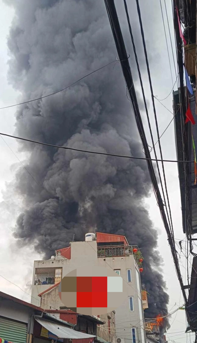 Hai ngôi nhà ở Hà Nội cháy ngùn ngụt, khói bốc cao hàng chục mét - 1