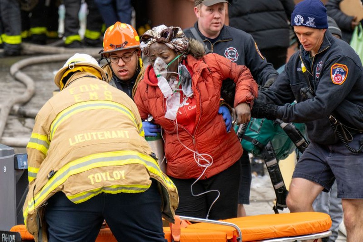 Cận cảnh vụ cháy chung cư New York khiến 19 người thiệt mạng - 6 Cận cảnh vụ cháy chung cư New York khiến 19 người thiệt mạng - 6