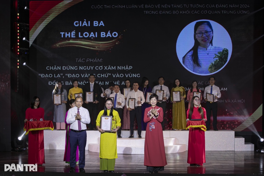 Trao giải cuộc thi chính luận bảo vệ nền tảng tư tưởng của Đảng - 3 Trao giải cuộc thi chính luận bảo vệ nền tảng tư tưởng của Đảng - 3