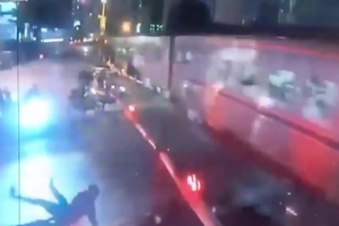 Băng qua rào chắn khi tàu đang đến, thanh niên đi xe máy phải trả giá đắt