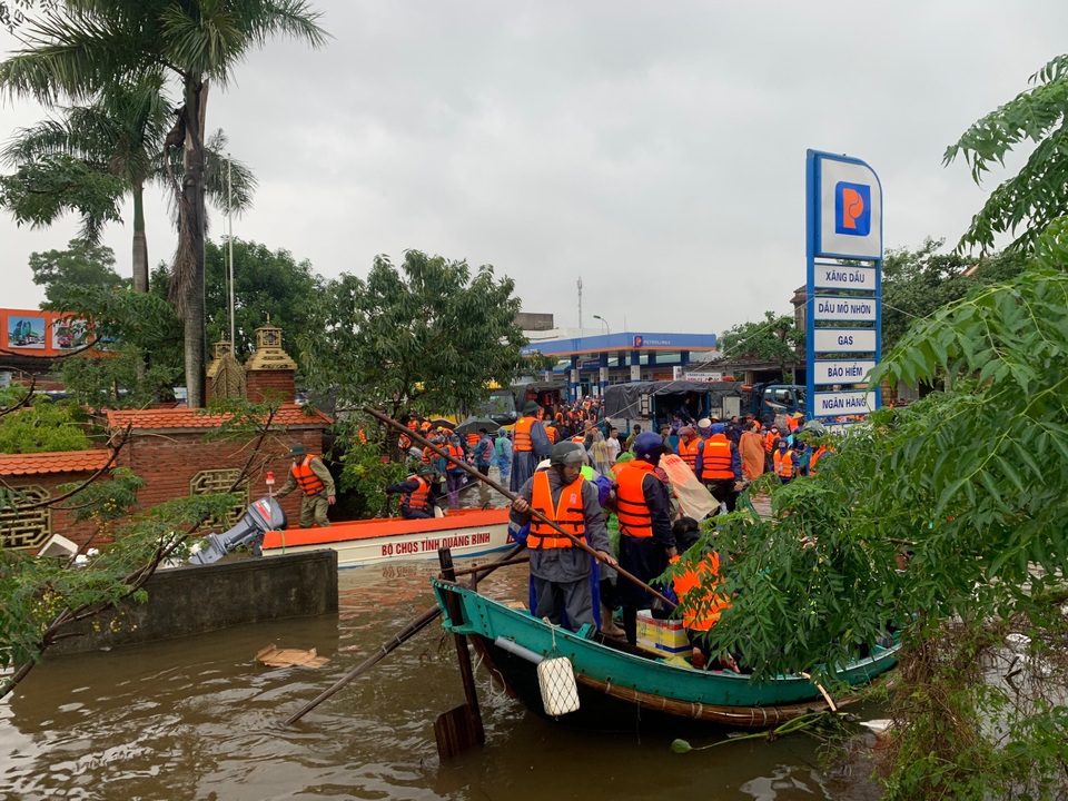 Chuyện chưa kể về những chiếc thuyền đi biển, ngược đồng bằng cứu người - 6 Chuyện chưa kể về những chiếc thuyền đi biển, ngược đồng bằng cứu người - 6