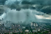 Cảnh bầu trời Hà Nội trước cơn mưa giông lớn như thước phim viễn tưởng