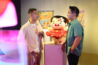 Nghệ sĩ gốc Việt làm mô hình thủ công tôn vinh sự khác biệt ngoại hình