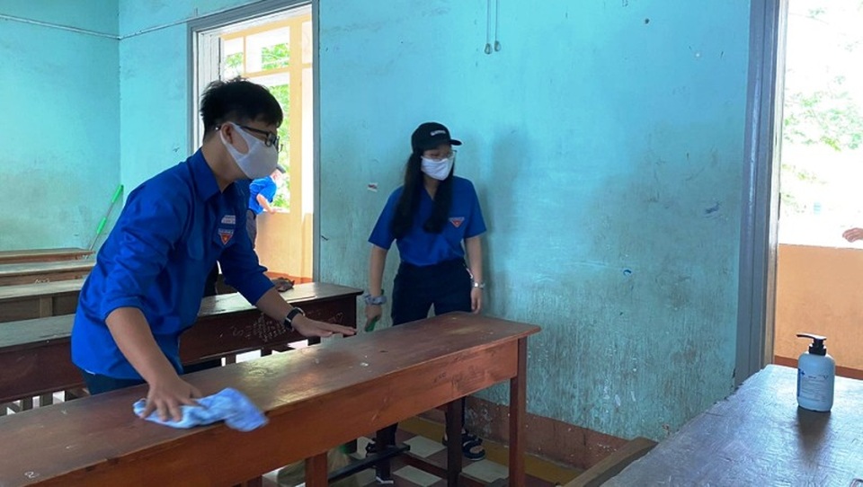 4.000 đoàn viên giúp các trường tiêu độc, khử trùng đón học sinh trở lại - 2 4.000 đoàn viên giúp các trường tiêu độc, khử trùng đón học sinh trở lại - 2