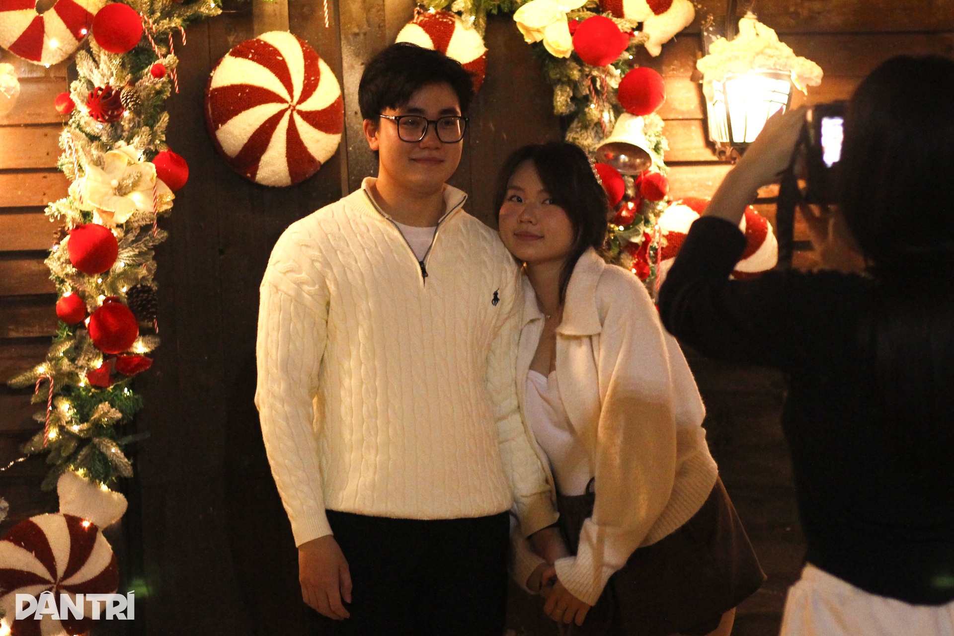 TPHCM rực rỡ sắc màu Giáng sinh sớm, giới trẻ đổ xô sống ảo - 6