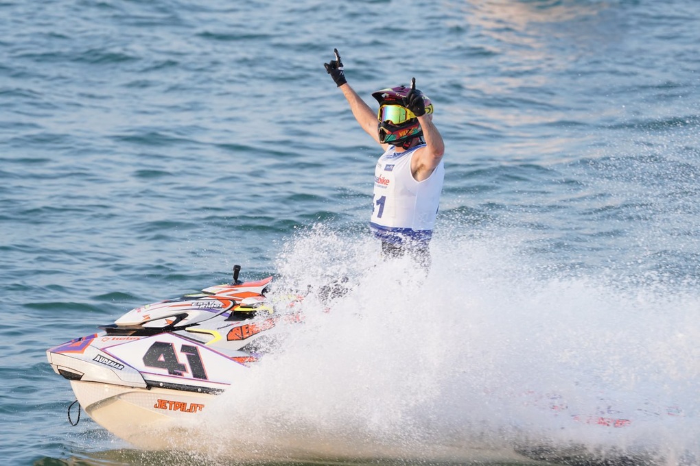 Màn rượt đuổi nghẹt thở của các tay đua mô tô nước hàng đầu thế giới - 8 Màn rượt đuổi nghẹt thở của các tay đua mô tô nước hàng đầu thế giới - 8