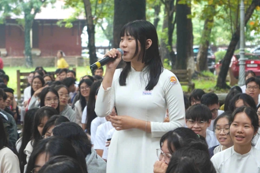 Học sinh Huế chất vấn Thứ trưởng Bộ Nông nghiệp và Phát triển nông thôn - 1 Học sinh Huế chất vấn Thứ trưởng Bộ Nông nghiệp và Phát triển nông thôn - 1