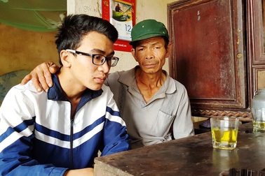 “Ngày 19/8 em phải nhập học rồi, nhưng giờ không biết lấy đâu tiền đi học?”