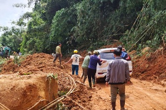 Di chuyển đất đá, thông xe trên cung đèo nối Đà Lạt - TPHCM