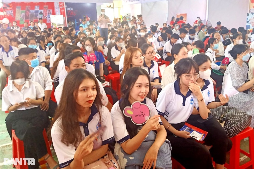Hàng loạt việc làm với mức lương hấp dẫn - 1 Hàng loạt việc làm với mức lương hấp dẫn - 1