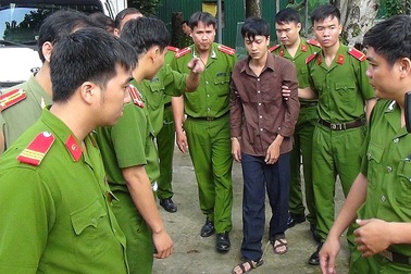 Cận cảnh 2 bị can thực nghiệm hiện trường vụ thảm sát ở Bình Phước