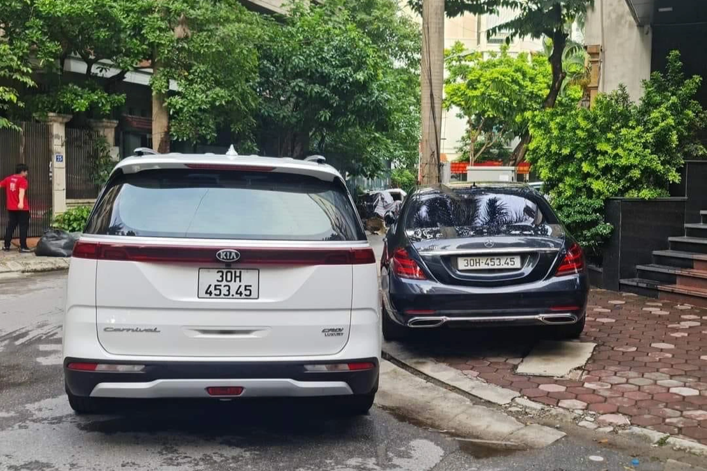 Thêm trường hợp hai xe ô tô cùng biển số đỗ cạnh nhau gây xôn xao - 4 Thêm trường hợp hai xe ô tô cùng biển số đỗ cạnh nhau gây xôn xao - 4