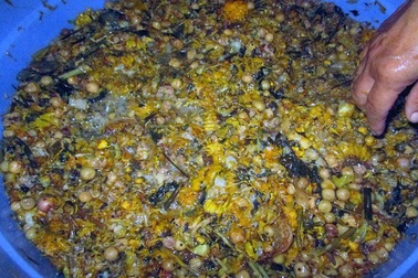 Khó tin: Cả phố dùng nước rửa bát chế từ... rác thải