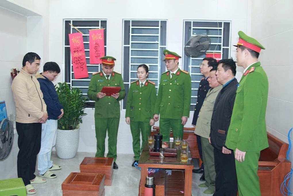 Bắt giám đốc và 2 thuộc cấp làm giả con dấu, tài liệu - 1 Bắt giám đốc và 2 thuộc cấp làm giả con dấu, tài liệu - 1