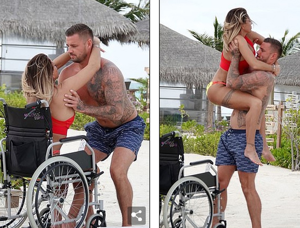 Katie Price mặc áo tắm, đi xe lăn ra biển - 1 Katie Price mặc áo tắm, đi xe lăn ra biển - 1