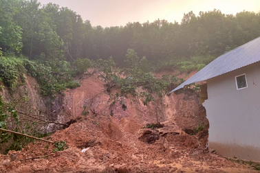 Thái Nguyên: Đất đồi sạt lở vùi lấp 3 người