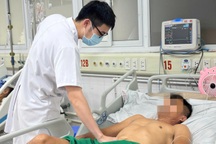 Vết thương nhỏ như hạt gạo khi chống lũ khiến người đàn ông phải cấp cứu