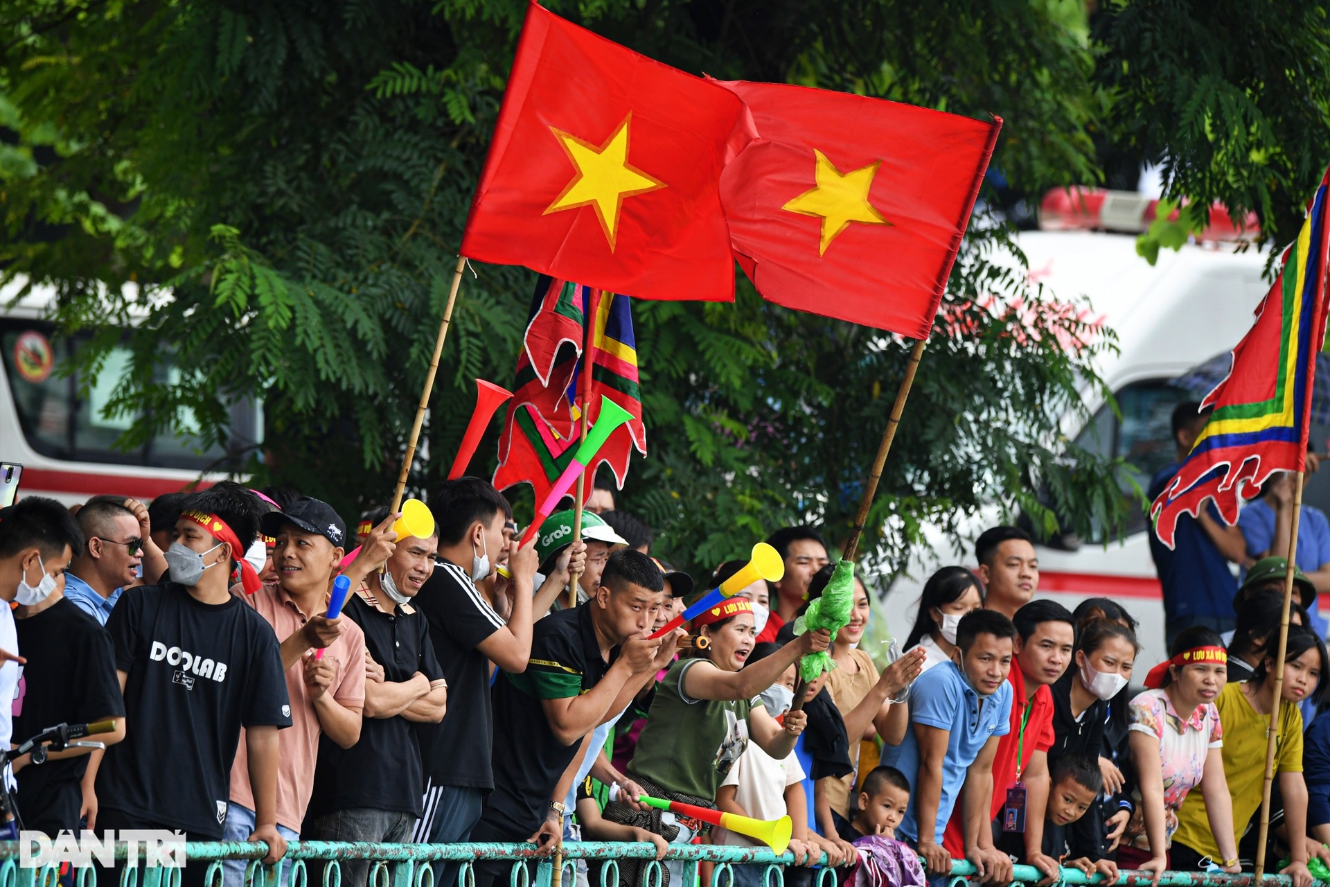 Các Đại sứ quán thi đấu sôi nổi ở giải Bơi chải thuyền rồng Hà Nội - 15 Các Đại sứ quán thi đấu sôi nổi ở giải Bơi chải thuyền rồng Hà Nội - 15