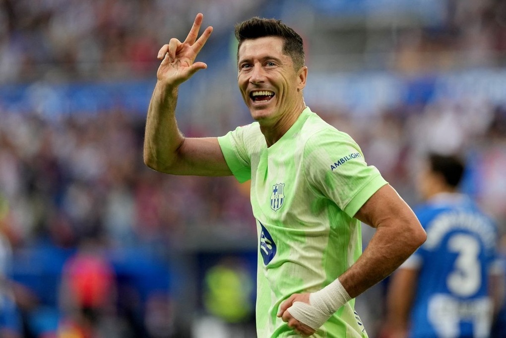 Lewandowski lập hat-trick, Barcelona vững ngôi đầu bảng La Liga - 1