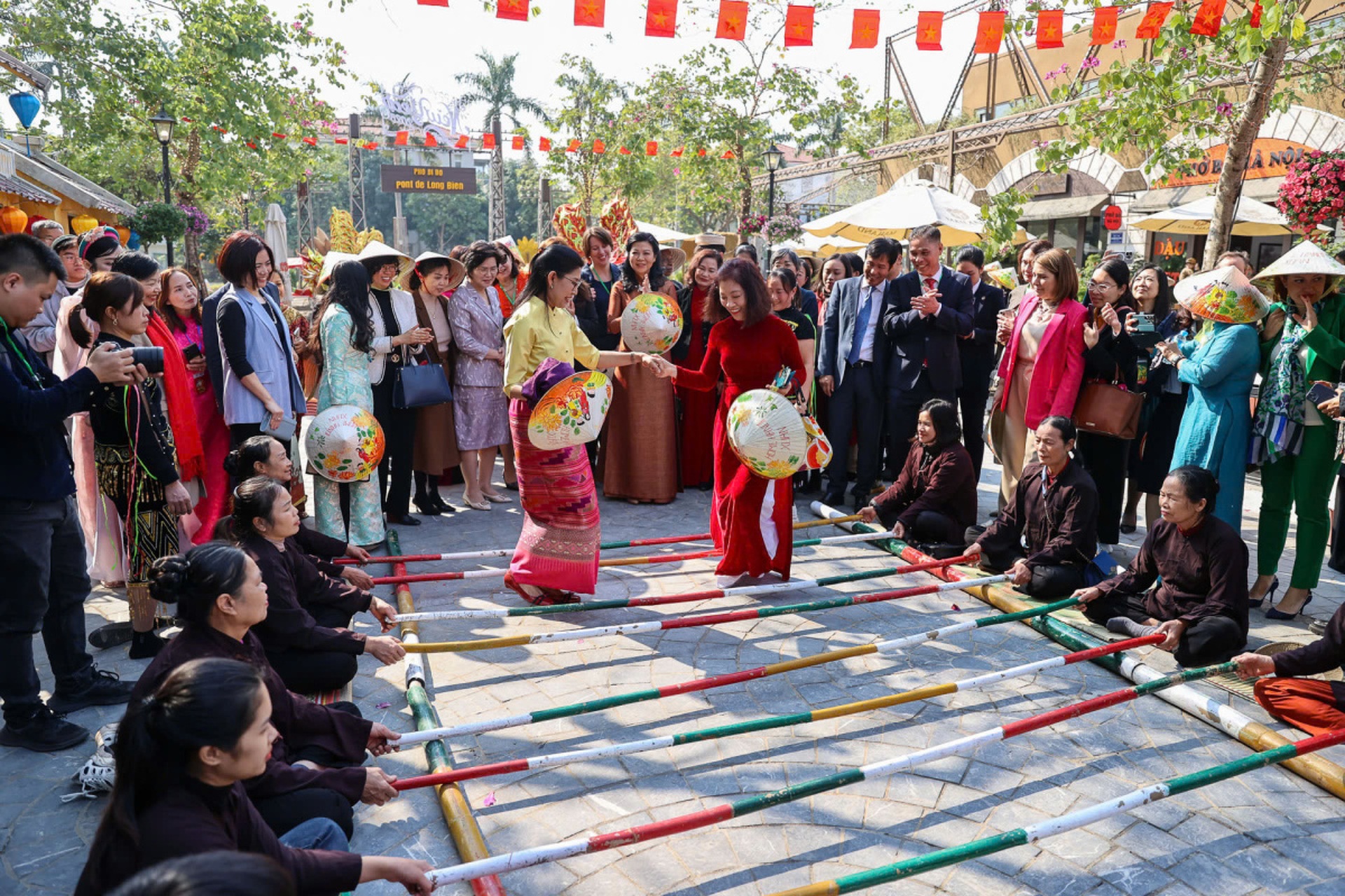 Pont De Long Bien: Điểm đến văn hóa, đánh thức giá trị truyền thống tết Việt - 2 Pont De Long Bien: Điểm đến văn hóa, đánh thức giá trị truyền thống tết Việt - 2