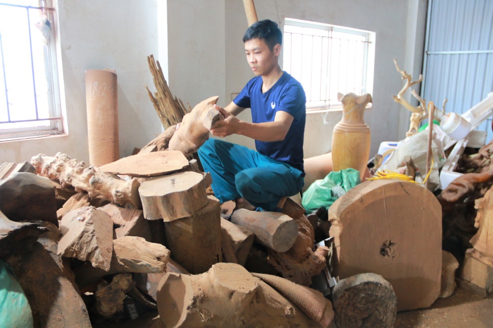 Chàng trai làng “thổi hồn” vào gỗ, kiếm hàng trăm triệu đồng mỗi năm - 3 Chàng trai làng “thổi hồn” vào gỗ, kiếm hàng trăm triệu đồng mỗi năm - 3