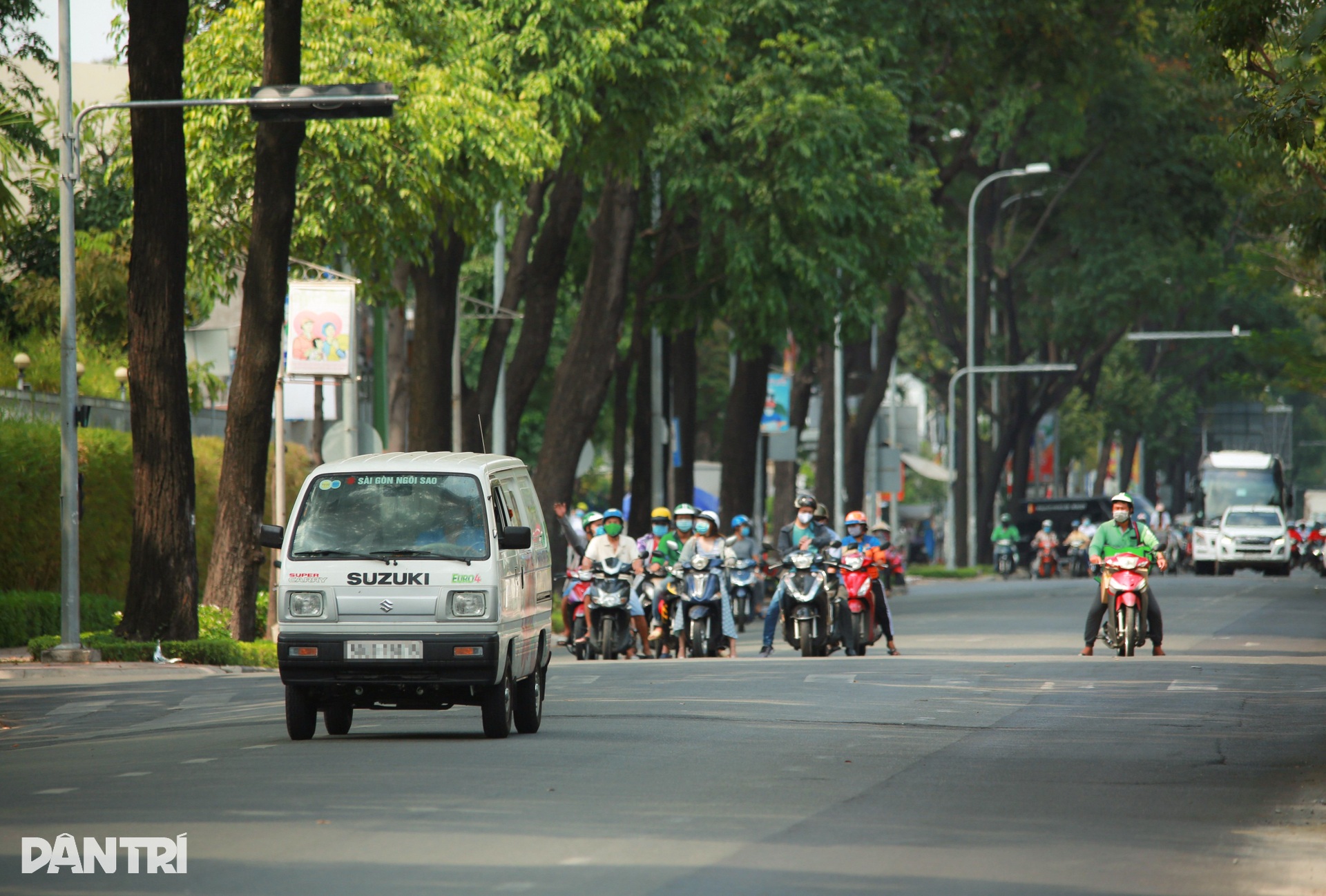 Đủ kiểu vi phạm giao thông trên đường phố TPHCM - 9 Đủ kiểu vi phạm giao thông trên đường phố TPHCM - 9