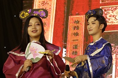 Sinh viên Luật “cosplay Diên hi công lược” đón khóa mới