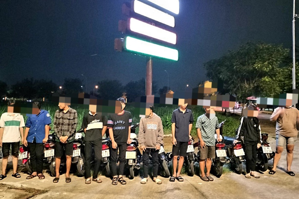 Ngăn chặn 9 thiếu niên chạy xe máy nẹt pô, đánh võng ở Long An - 1 Ngăn chặn 9 thiếu niên chạy xe máy nẹt pô, đánh võng ở Long An - 1