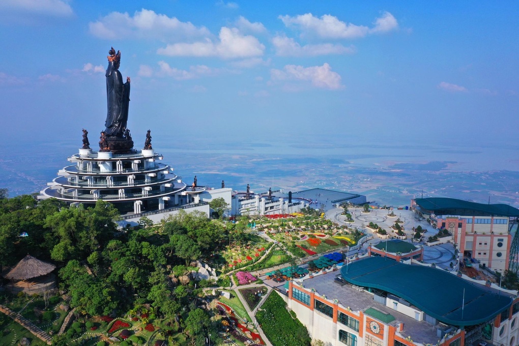 Núi Bà Đen hút hàng triệu khách tham quan trong 6 tháng đầu năm - 1 Núi Bà Đen hút hàng triệu khách tham quan trong 6 tháng đầu năm - 1
