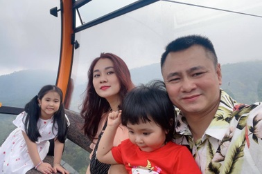 Khoảnh khắc hạnh phúc của NSND Tự Long bên vợ đẹp