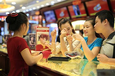 Vàng “quay đầu” giảm giá, chênh lệch nới rộng