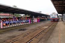 Bố trí tàu hỏa phục vụ nhu cầu của cán bộ, người dân sau sáp nhập