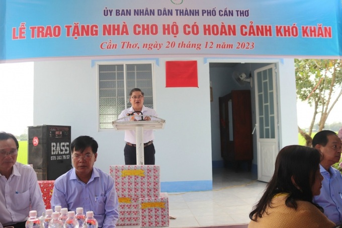Ông Trần Việt Trường, Chủ tịch UBND TP Cần Thơ phát biểu tại lễ trao nhà cho hộ gia đình có hoàn cảnh khó khăn.