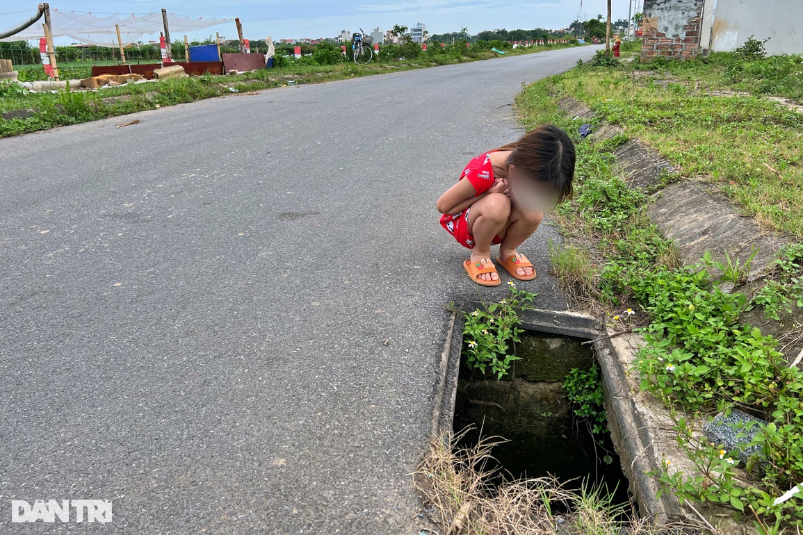 Hàng loạt nắp cống ở Hà Nội mất tích, dân cắm củi cảnh báo nguy hiểm - 8 Hàng loạt nắp cống ở Hà Nội mất tích, dân cắm củi cảnh báo nguy hiểm - 8