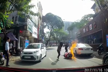Xe máy đang chạy trên đường bỗng nhiên bốc cháy ngùn ngụt