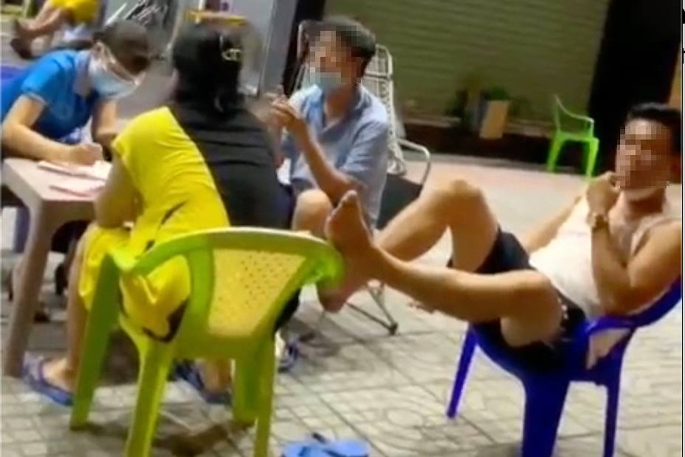 Nhóm người ra đường to tiếng khi bị hỏi, mạnh miệng: Cao lắm 50 triệu... - 1 Nhóm người ra đường to tiếng khi bị hỏi, mạnh miệng: Cao lắm 50 triệu... - 1