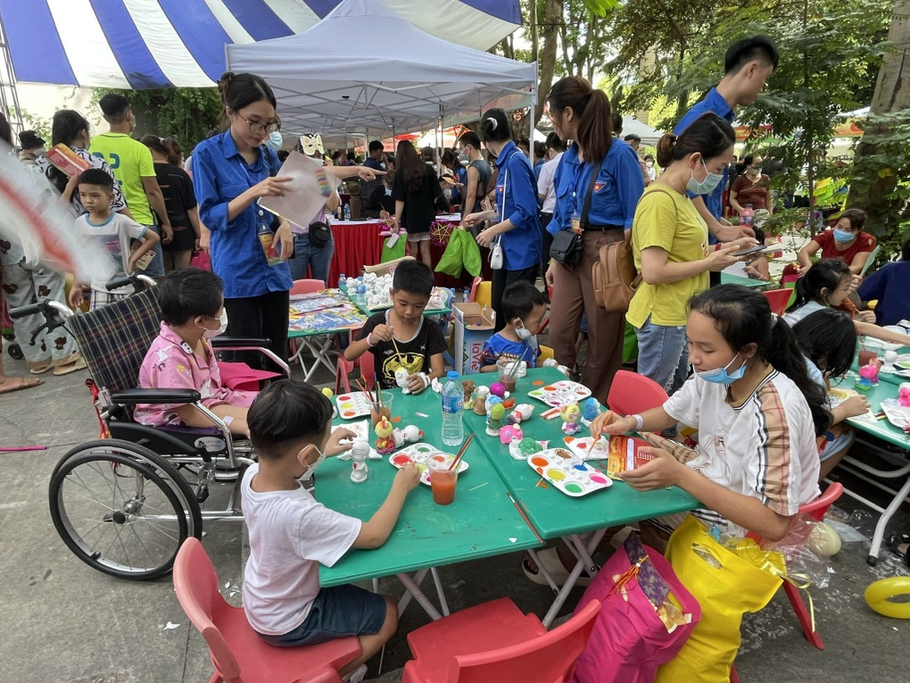 2.000 bệnh nhi nhận nhiều quà tặng đặc biệt tại Trung thu yêu thương - 4 2.000 bệnh nhi nhận nhiều quà tặng đặc biệt tại Trung thu yêu thương - 4