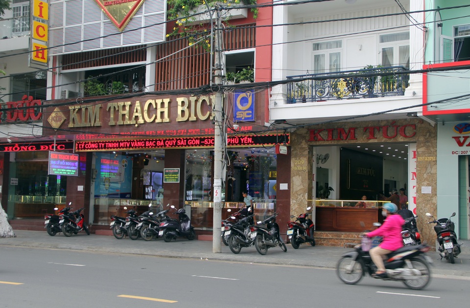 Ngỡ “thoát lệnh cấm”, hàng loạt cửa hàng vội mở cửa kinh doanh - 7 Ngỡ “thoát lệnh cấm”, hàng loạt cửa hàng vội mở cửa kinh doanh - 7