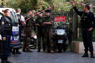 Xe ô tô lao vào nhóm binh sĩ Pháp, 6 người bị thương