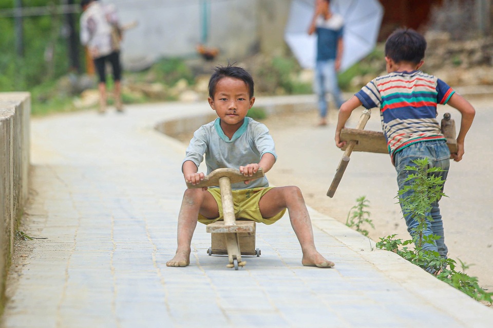 Thót tim xem màn “đua xe” tự chế của trẻ em vùng cao ở Sa Pa - 8 Thót tim xem màn “đua xe” tự chế của trẻ em vùng cao ở Sa Pa - 8