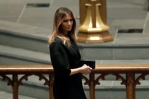 Bà Melania cười với Obama trong lễ tang cựu Đệ nhất phu nhân Bush