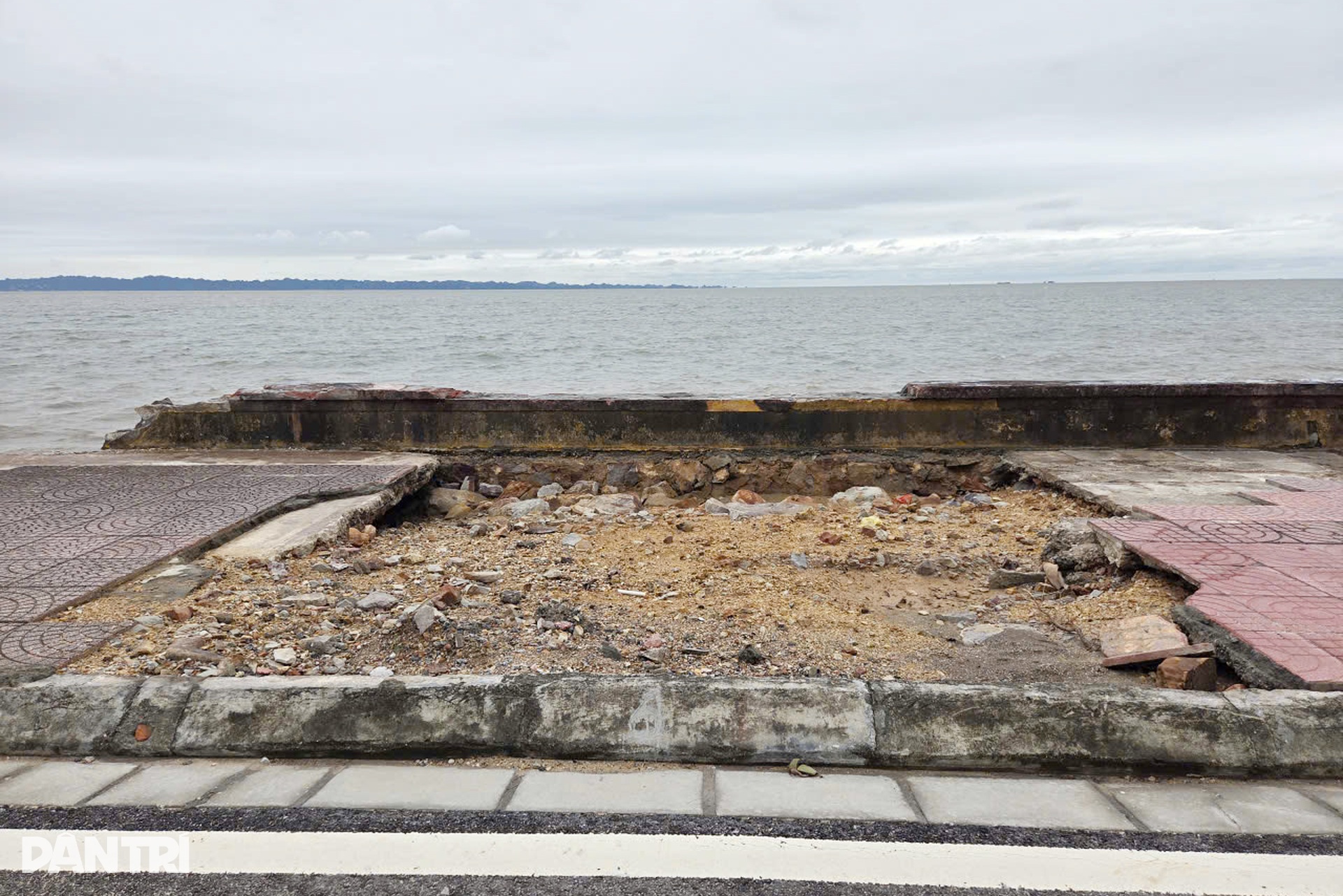 Bờ kè ở Đồ Sơn - Hải Phòng sụt lún sau bão - 2 Bờ kè ở Đồ Sơn - Hải Phòng sụt lún sau bão - 2